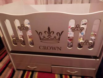 машина кровать: Манеж керебет, Колдонулган, Комоду менен, Жыгач