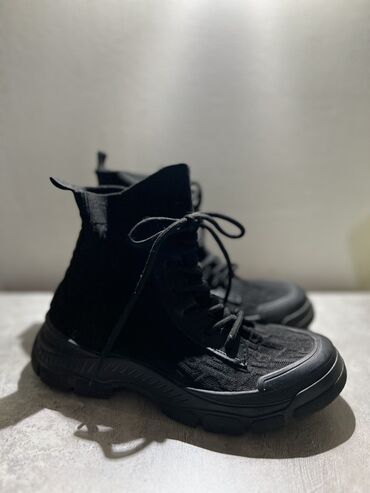 черная обувь: Ботинки