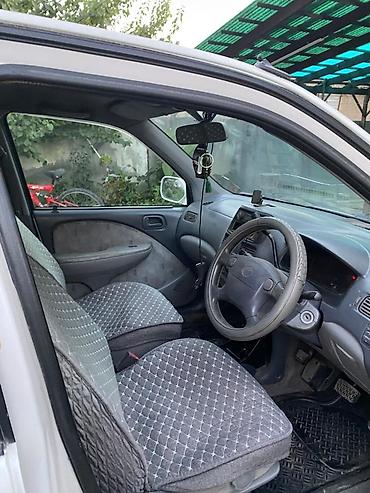 такта раум: Toyota Raum: 1998 г., Универсал — 4