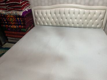 спальный кравать: Спальный гарнитур, Двуспальная кровать, цвет - Белый, Б/у