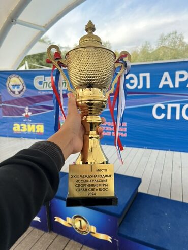 где купить ракетки для настольного тенниса: Золотой спортивный кубок с крышкой и основанием, украшенный красными