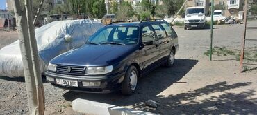решетка на виндом: Универсал Volkswagen Passat B4 черного цвета. Автомобиль оснащен