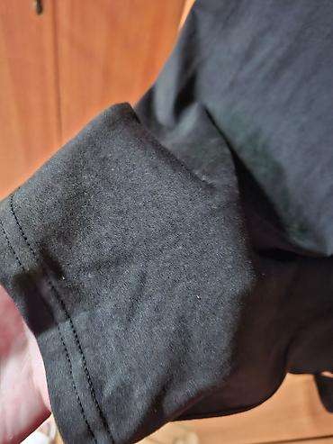 zip: Elegantna crna haljina bez rukava, uskog kroja do kolena. Gornji deo — 2