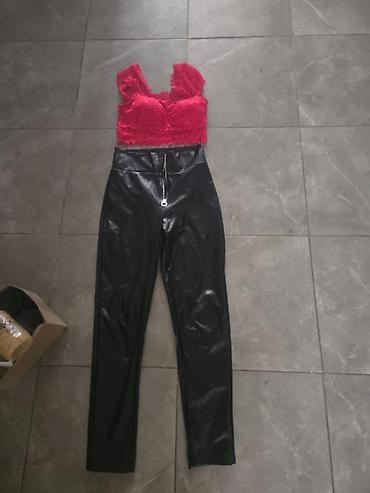 gerry weber 46: Komplet: crveni čipkani crop top + crne uske pantalone od eko kože - — 1