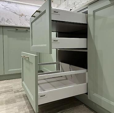silver kitchen: Кухня «Г-образная» в классическом стиле с фасадами в нежно-салатовом и — 4