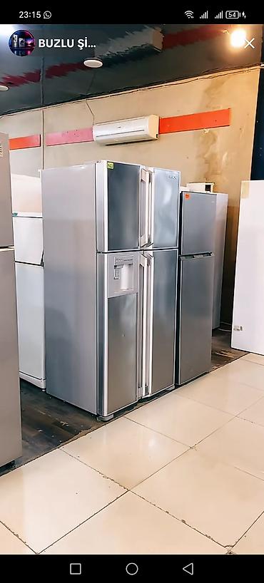 Gümüş rəngli, çoxqapılı (French door/Side-by-Side tipli) soyuducu. -