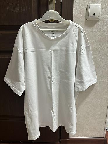 Футболки: Белая базовая футболка с коротким рукавом. - Посадка: Relaxed Fit — 2