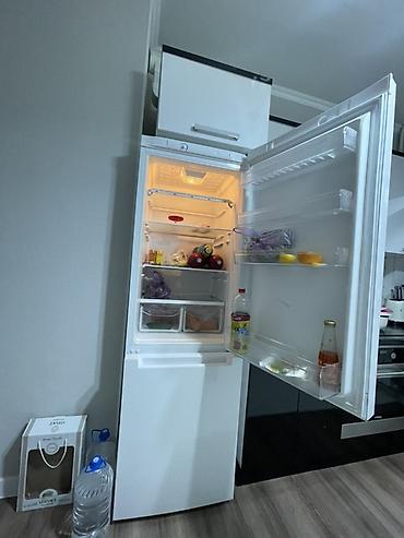 Бытовая техника: Холодильник Indesit, белый, с нижней морозильной камерой. - — 4