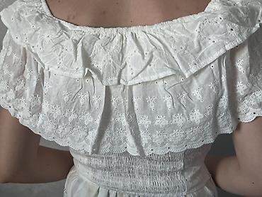 Ağ rəngdə, ağ krujeva-broderiya naxışlı açıq çiyinli bluz/top. -