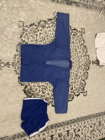 Бутсы: Продаю самбовки и борцовки синий самбовка 1800 белое кимоно 500