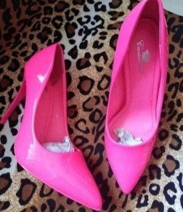 puder roze haljina i cipele: Salonke, Graceland, 39