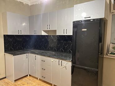 Asılqanlar: Bu mətbəx dəsti müasir dizaynı və funksionallığı ilə seçilir. Ağ