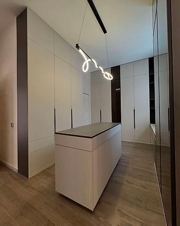 Sifarişlə dolablar: Düz dolab, Yataq otağı üçün, Qarderob, Açılan, Korpuslu, 5 qapı — 12