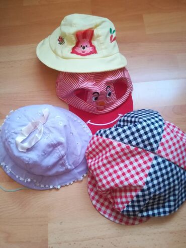 red star shop za decu: 4 šeširića za uzrast 1-2 godine sve za 500 din, raznih boja-žuto