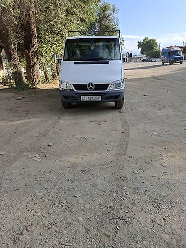 Mercedes-Benz Sprinter, бортовой грузовой фургон белого цвета