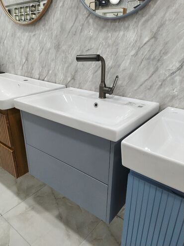 переходник ide sata: Ağ rəngli keramika lavabo, boz rəngli iki çekmeceli dolabın üstünə