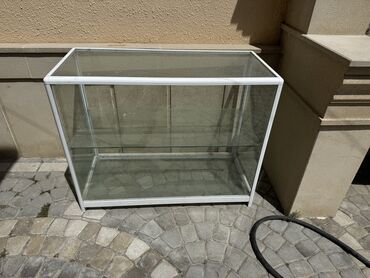аренда плейстейшен 4: Şüşə vitrin satılır eni 45sm,uzunluq 1m,hündürlük 83sm. Balaca qırığı