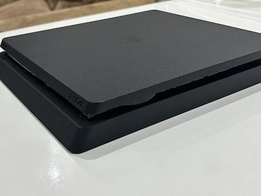 Техника и электроника: PlayStation 4 Slim oyun konsolu komplekti Xüsusiyyətlər və tərkib: - — 2