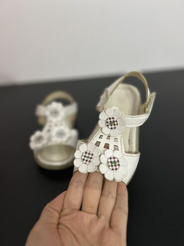 Детская обувь: Продаю б/у сандалии для девочек Размер 25-26 В хорошем состоянии 300