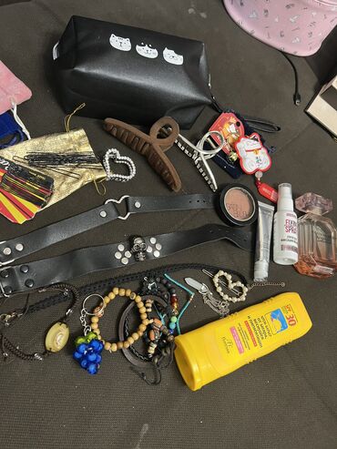 аксессуары для девочек: Все что на фото за 800сом Косметичка, браслеты, чокеры, духи крем