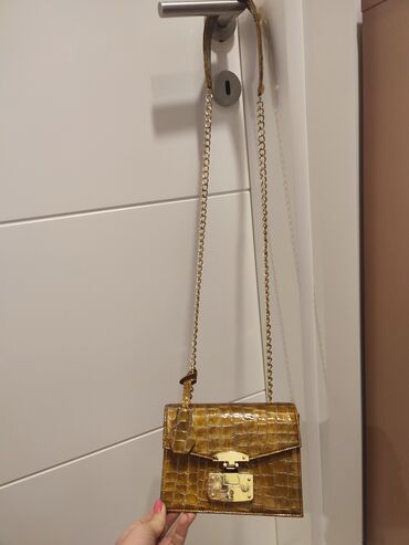 Handbags:   Kozna lakovana torba cvrste forme. Torba je kompaktna, moze
