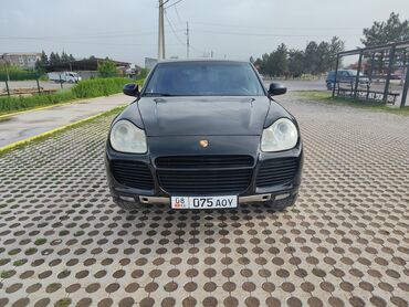 мотоцикл спорт: Черный внедорожник Porsche Cayenne с пятидверным кузовом и полным
