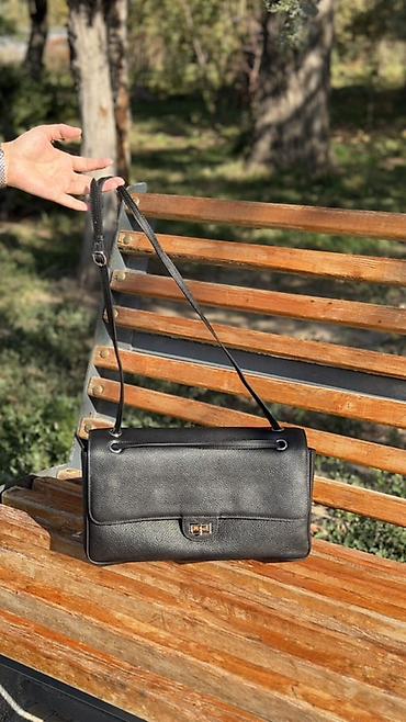 cole haan: Сумка женская, чёрная, из фактурной кожи (пебл). Элегантный — 2