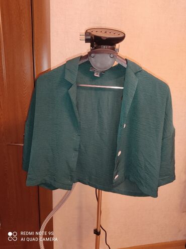 зеленая мужская кофта: Qadınlar üçün qısa kəsimli yaşıl gödəkçə/kofta - Stil: qısa (cropped)