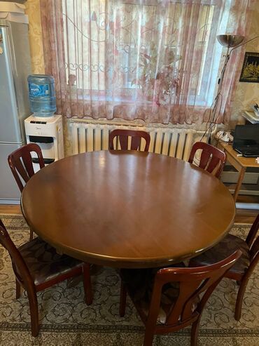 продается бетономешалка: Продаю комплект стола со стульями 
Цена 30 000 сом
