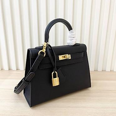 Torbe: Elegantna crna ručna torba od zrnaste kože, klasičnog trapezastog — 9