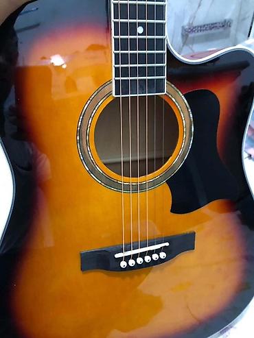 Гитары: Акустическая гитара формата дредноут с вырезом (cutaway), окраска — 8