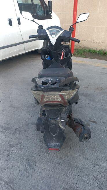 3 tekerlekli moped: - YAMAHA 150 sm3, 5000 km