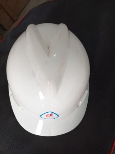 строительная каска: Продаю новую белую каску защитную, наклейку можно снять, в ОДНОМ