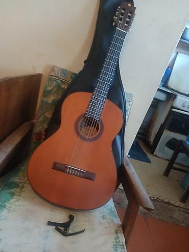 gitara akustik: Gitara, capo və çanta birlikdə 100 manat. Gitaranın qiyməti 300 — 1