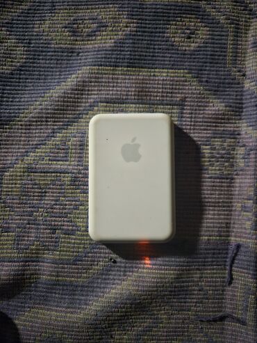 Зарядные устройства: Беспроводное зарядное устройство MagSafe Charger от Apple. Компактное