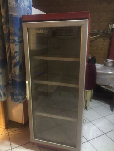 Kasalar: Şüşə qapılı vitrin tipli soyuducu - Marka/model: OVI (etiket görünür)