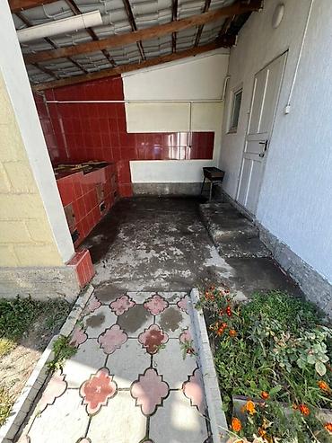 Продажа коттеджей и домов: Просторный двухэтажный дом с ухоженным зеленым участком. - — 33