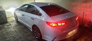 sonata 2003: Hyundai Sonata – ağ rəngli, sedan kuzovlu. Şık və aerodinamik dizayn — 2