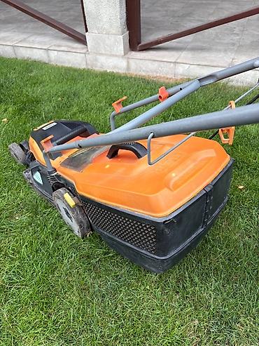 черные часы: Электрическая газонокосилка Black+Decker 1600W, ширина кошения 38 см — 3