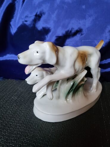 Staro posuđe i escajg: Figura nova pasa 7.god.Lippelsdorf Nemacka. Porcelanska figura — 8