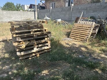 варенье из сосновых шишек: 300 сом/шт. Деревянные поддоны, подходящие для транспортировки