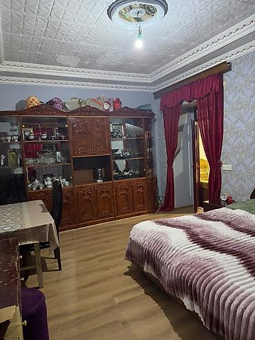 Həyət evləri və villaların satışı: Satılır: həyət evi Təsvir: - Daş hasarla əhatələnmiş, iri taxta/metal — 19