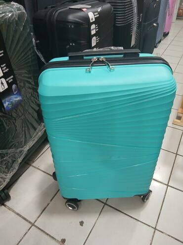 Çamadanlar: Müxtəlif rənglərdə və ölçülərdə mövcud olan səyahət çemodanları. Bu — 11