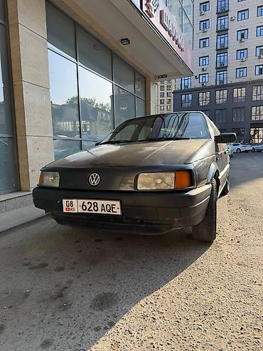v klass: Volkswagen Passat: 1989 г., Механика, Седан — 2