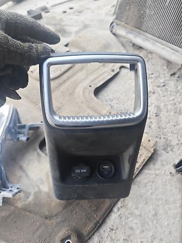 Накладка/вставка задней части центрального тоннеля с розеткой и USB