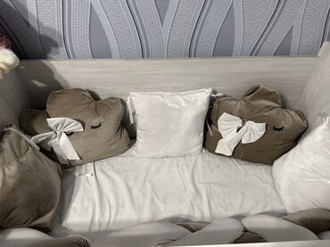 Oğlan və qız üçün, Dördbucaq, Beşik, Dəst ilə, Matras ilə, Yellənmə mexanizmsiz