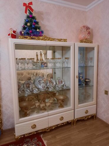 Raskladuşkalar: Açılan, 3 qapılı Düz dolab