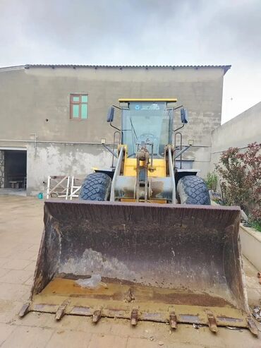 Yük nəqliyyat vasitələri: Yükləmə, daşıma və torpaq işləri üçün istifadə edilən sarı rəngli