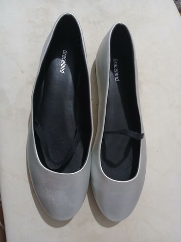 Ballet shoes, Graceland, 40
