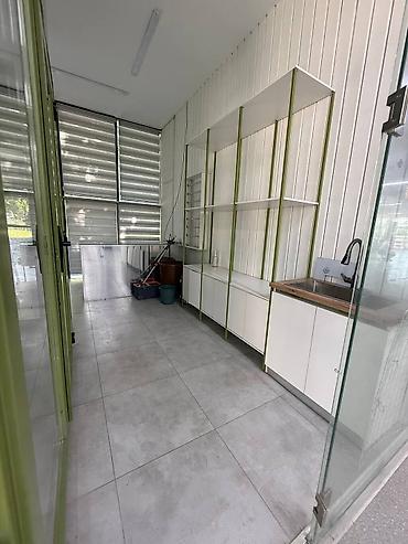 один: Продажа магазинов В торговом центре, 15 м², Дизайнерский ремонт, Утеплен, 1 этаж — 8